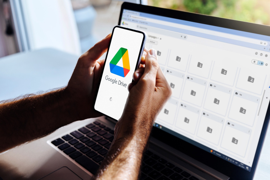 Um homem usa o Google Drive em seu celular.